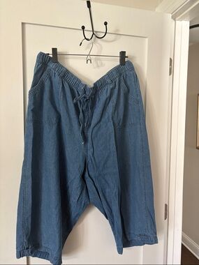 Erika Denim Blue Elastic Waist capris. 2X plus women’s. Drawstring & elastic.